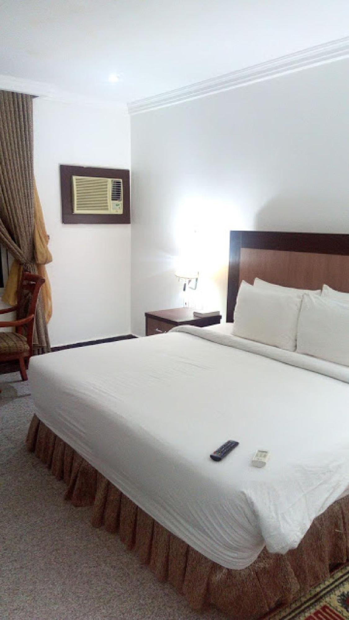 Room In Bb - Immaculate Royal International Hotel Owerri Dış mekan fotoğraf