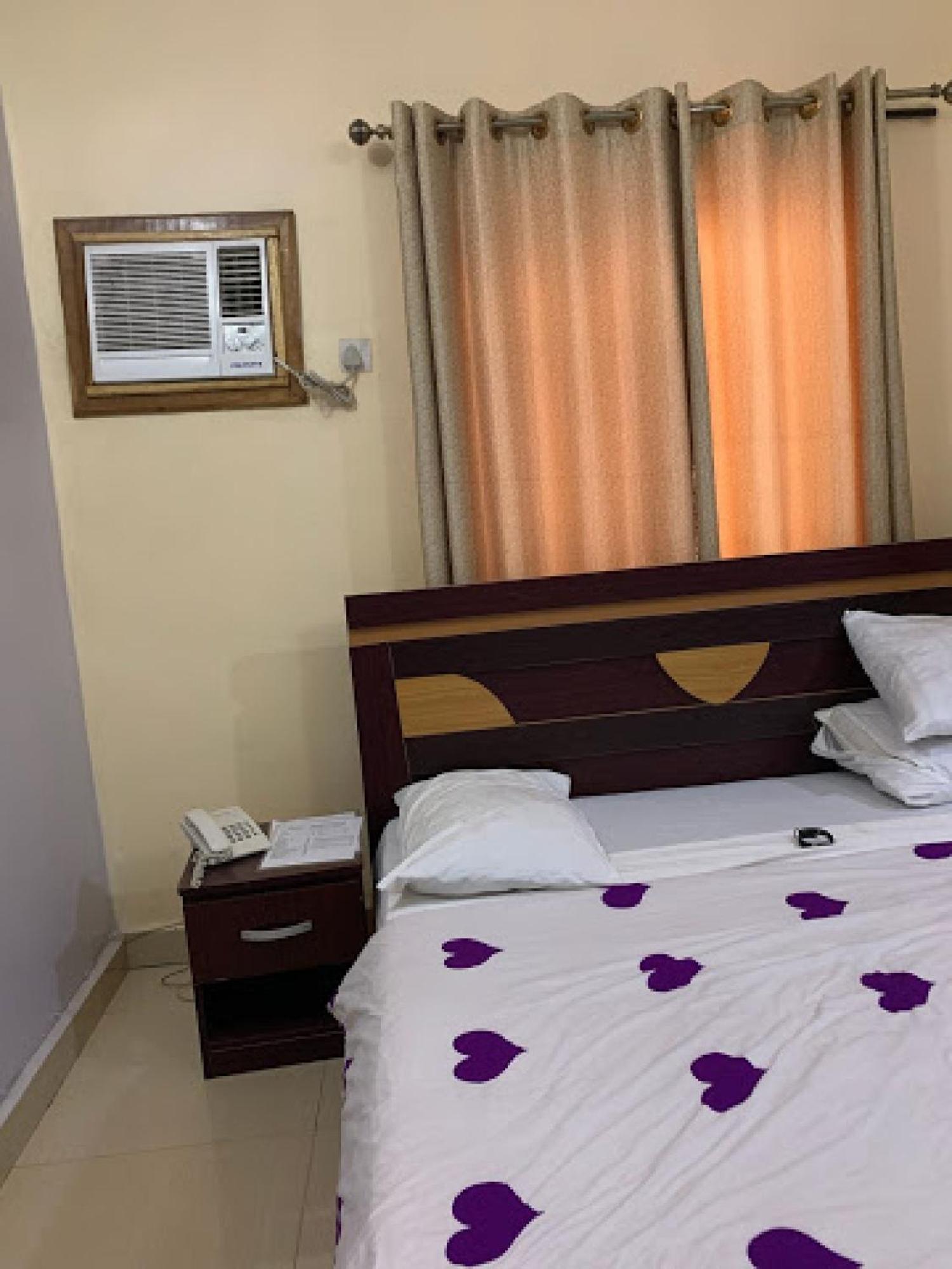 Room In Bb - Immaculate Royal International Hotel Owerri Dış mekan fotoğraf